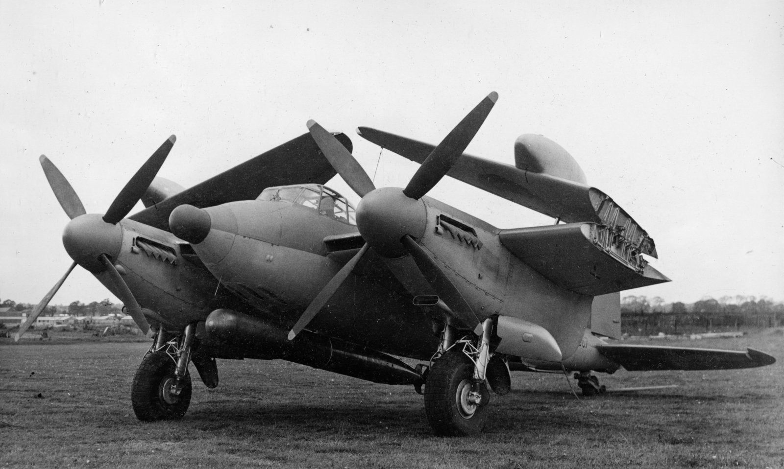 de Havilland DH98 Sea Mosquito TR33 (LR367) at Hatfield 12-6-45 - image DH1922J